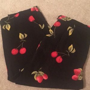 Women’s Briggs Cherry/Strawberry Black Capri Pants